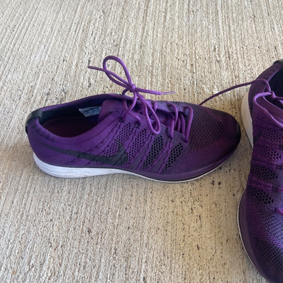 Men’s FlyKnit Nike Size 8.5 - Picture 3 of 4